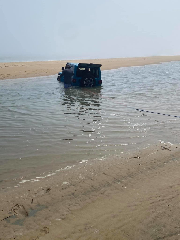 jeep stuck in tide pool, its a jeep thing, jeep stuck at beach, delaware surf fishing, mag towing