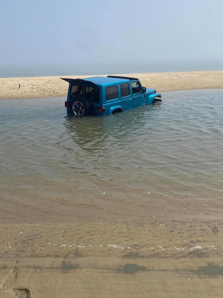 jeep stuck in tide pool, its a jeep thing, jeep stuck at beach, delaware surf fishing, mag towing