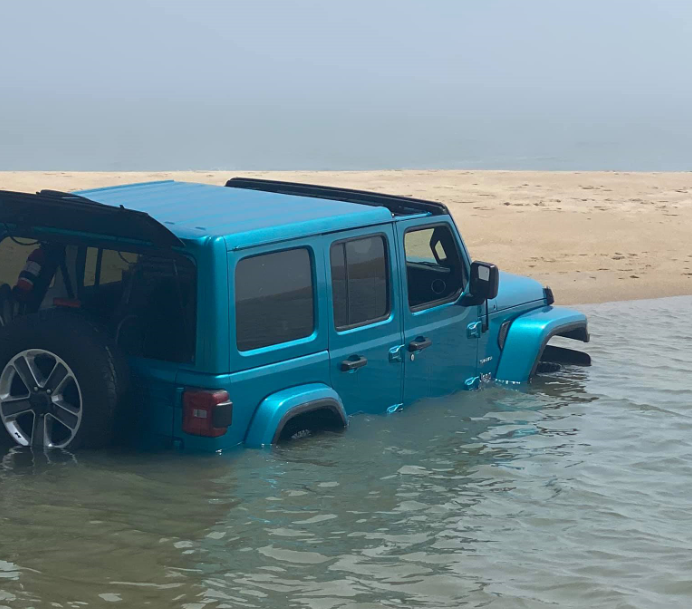 jeep stuck in tide pool, its a jeep thing, jeep stuck at beach, delaware surf fishing, mag towing